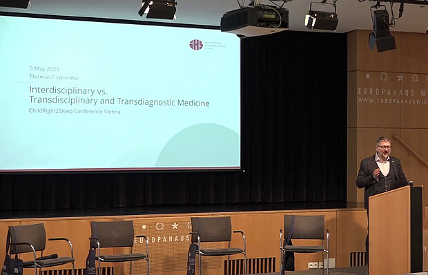 Thomas Czypionka starts his keynote lecture at the CR2S Conference in Vienna 2025